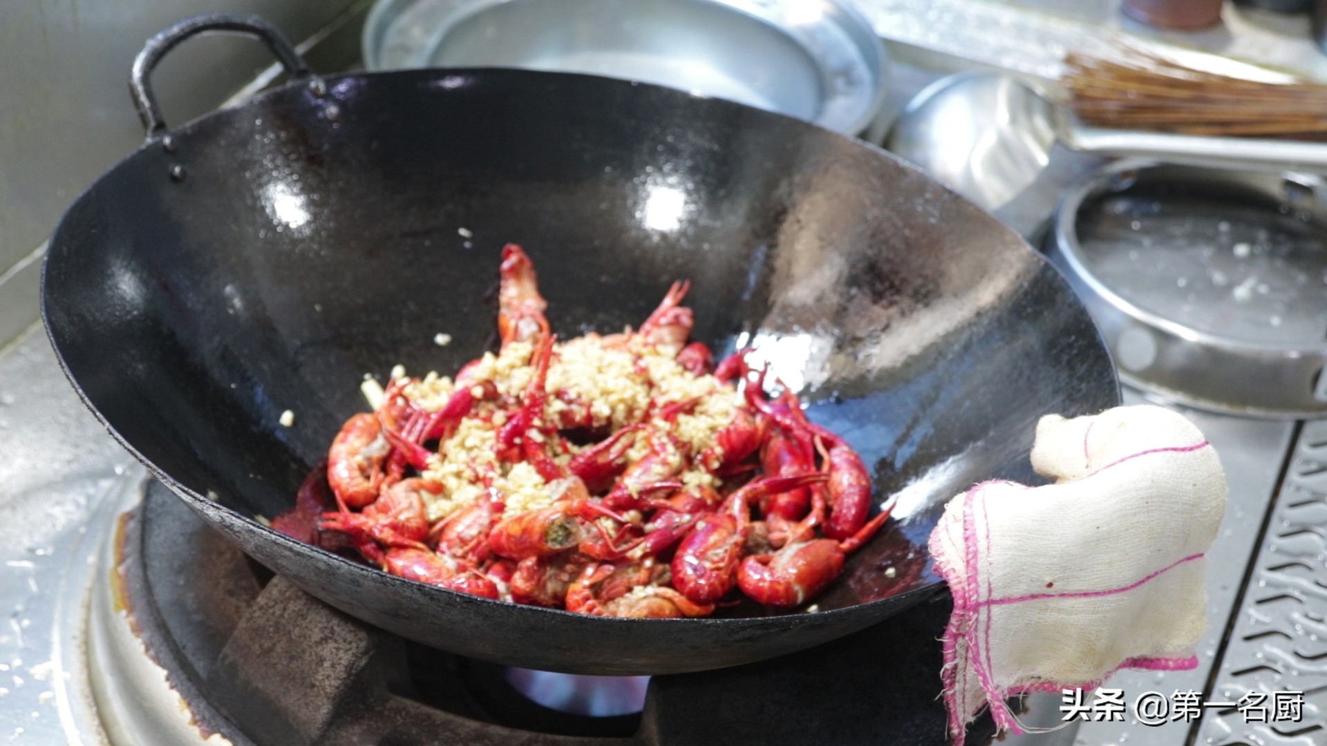 做蒜蓉小龙虾蒜香粉放多少,香辣小龙虾蒜蓉小龙虾两种做法