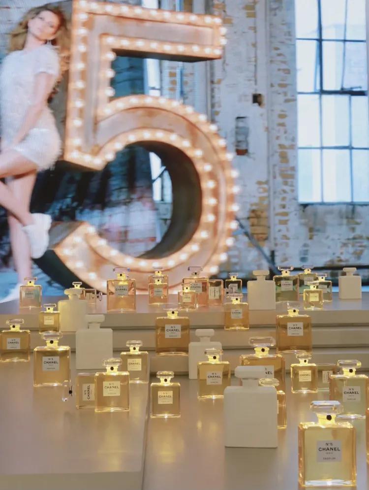 去看香奈儿香水展,感知香奈儿香水展2021展览图片
