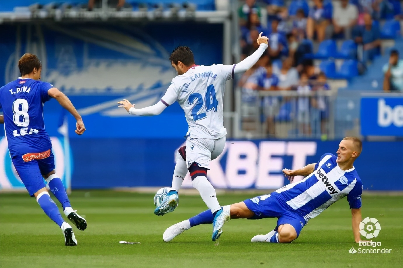 西甲第九轮巴萨对塞尔维亚,皇马巴萨马竞包揽最佳阵