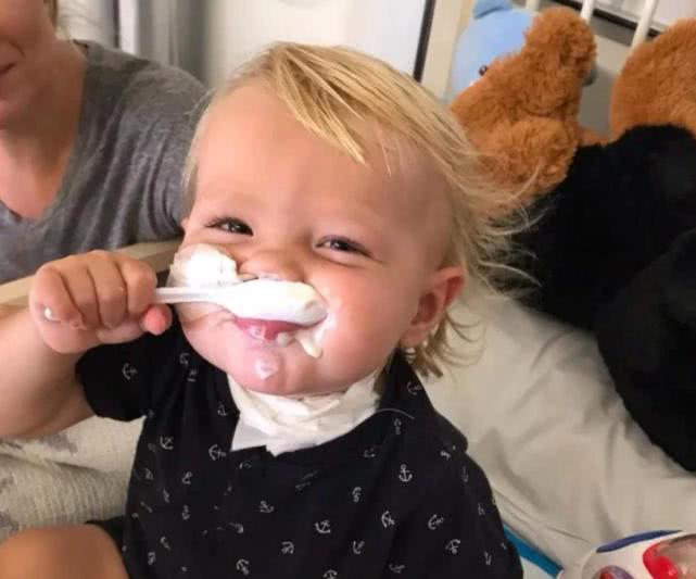 小孩被玻璃杯砸到头还出血怎么办,小孩拿杯子被割伤