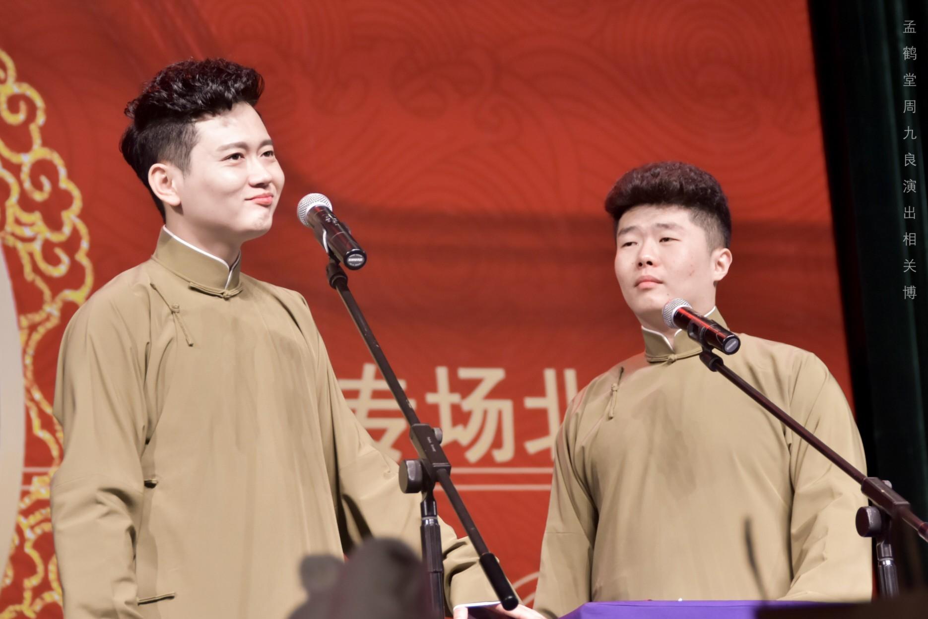 德云社收龙字科张云雷秦霄贤同框,秦霄贤直播回放全过程连线张云雷