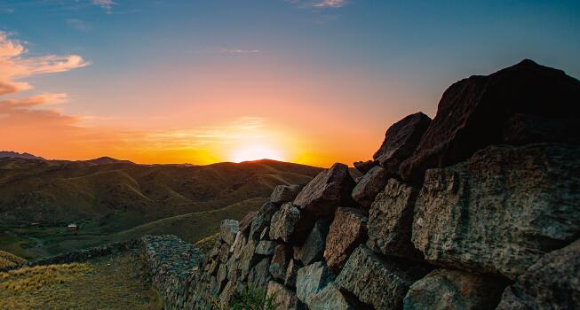 敕勒川上为什么会有十多处的昭君墓?