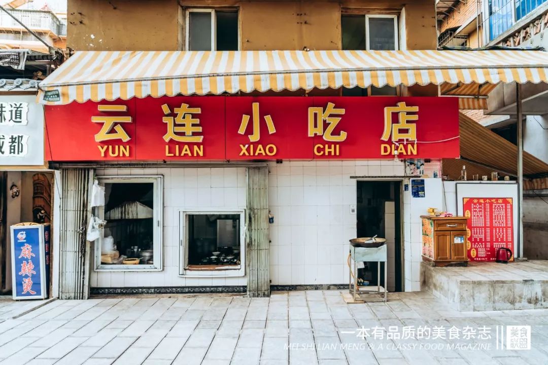 大叔自创鸡蛋饼从2元卖到10元,小伙摆摊卖了3年鸡蛋饼