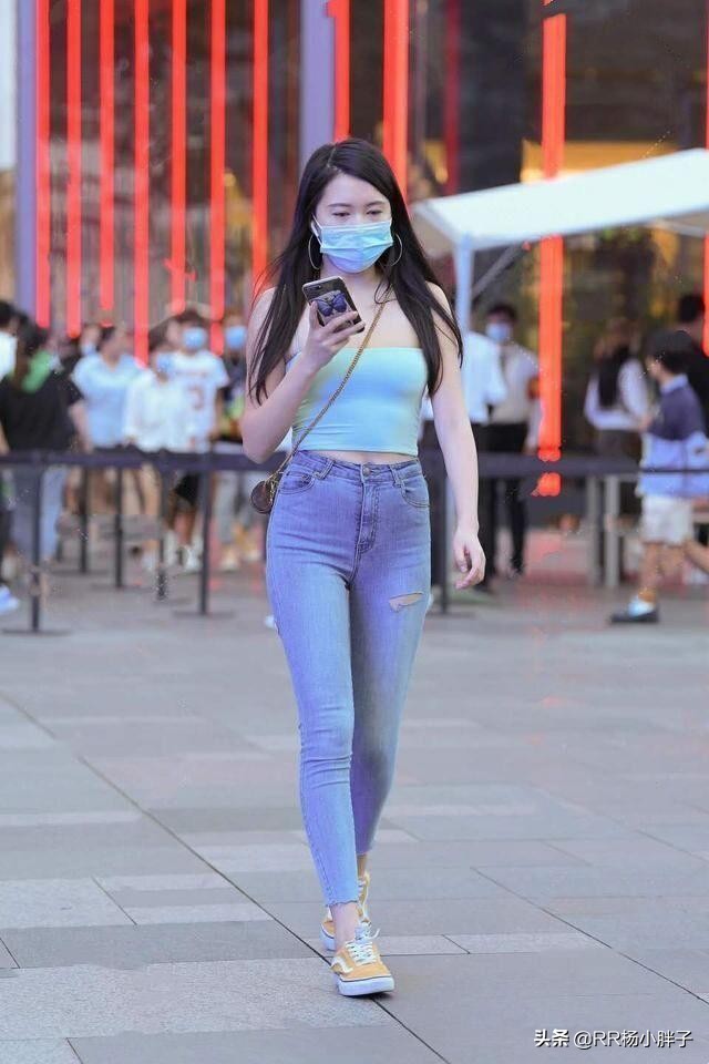 牛仔裤穿搭使你既有风度又有温度,潮流穿搭夏日牛仔裤的清凉穿搭