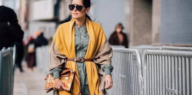 穿大衣怎么系围巾才好看又保暖,有帽子的大衣怎么系围巾