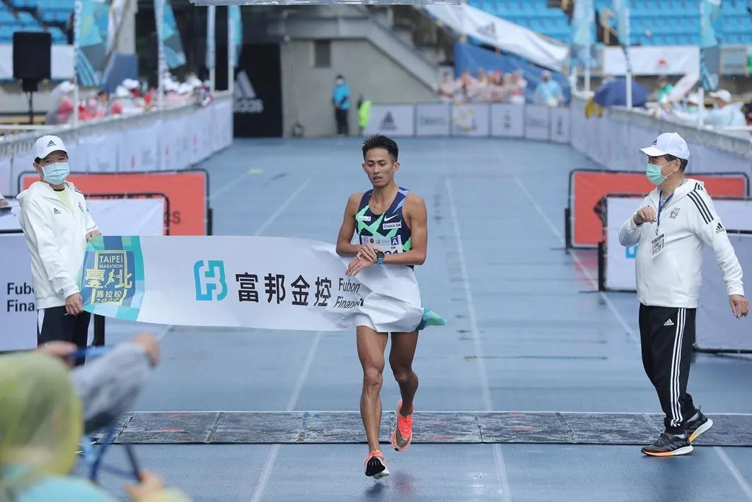 穿什么跑|台北马拉松前100名的精英选手都穿什么跑鞋