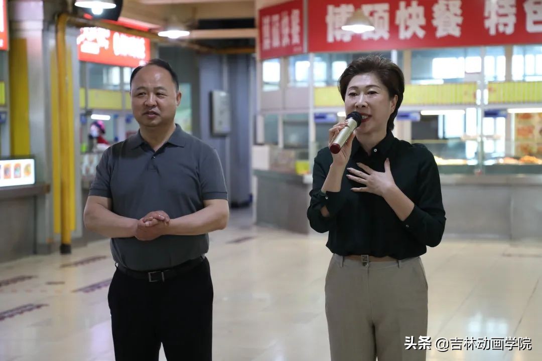 吉林动画学院18周年庆,校长和学生包饺子视频