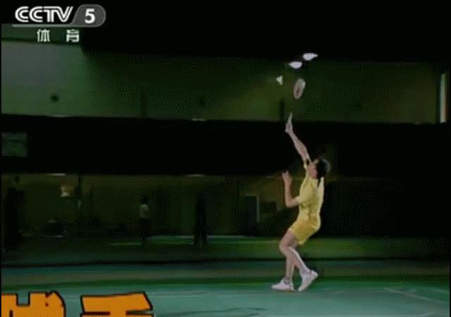 让羽毛球飞一会儿,能飞回来的发光羽毛球