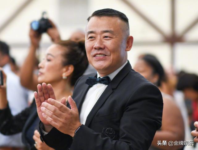 周立波分享五一假期的动态！在家里吃上万元的西班牙顶级火腿