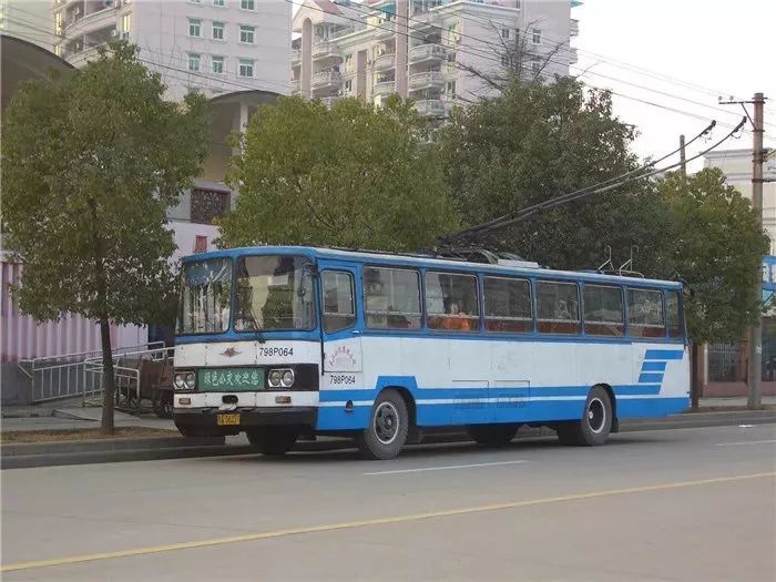 穿梭60年,武汉公交无轨电车1路