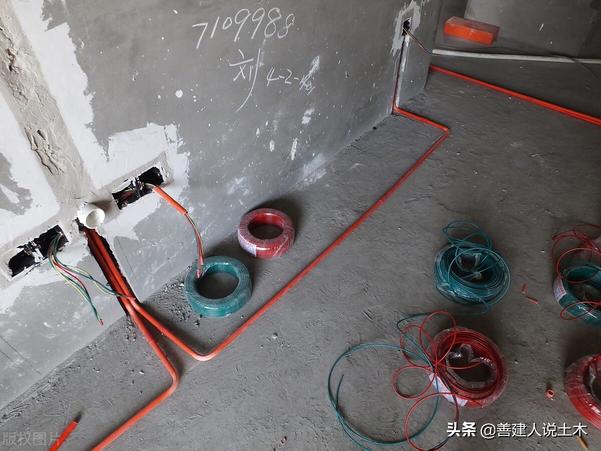 墙面预留穿线管,墙体接线盒装饰