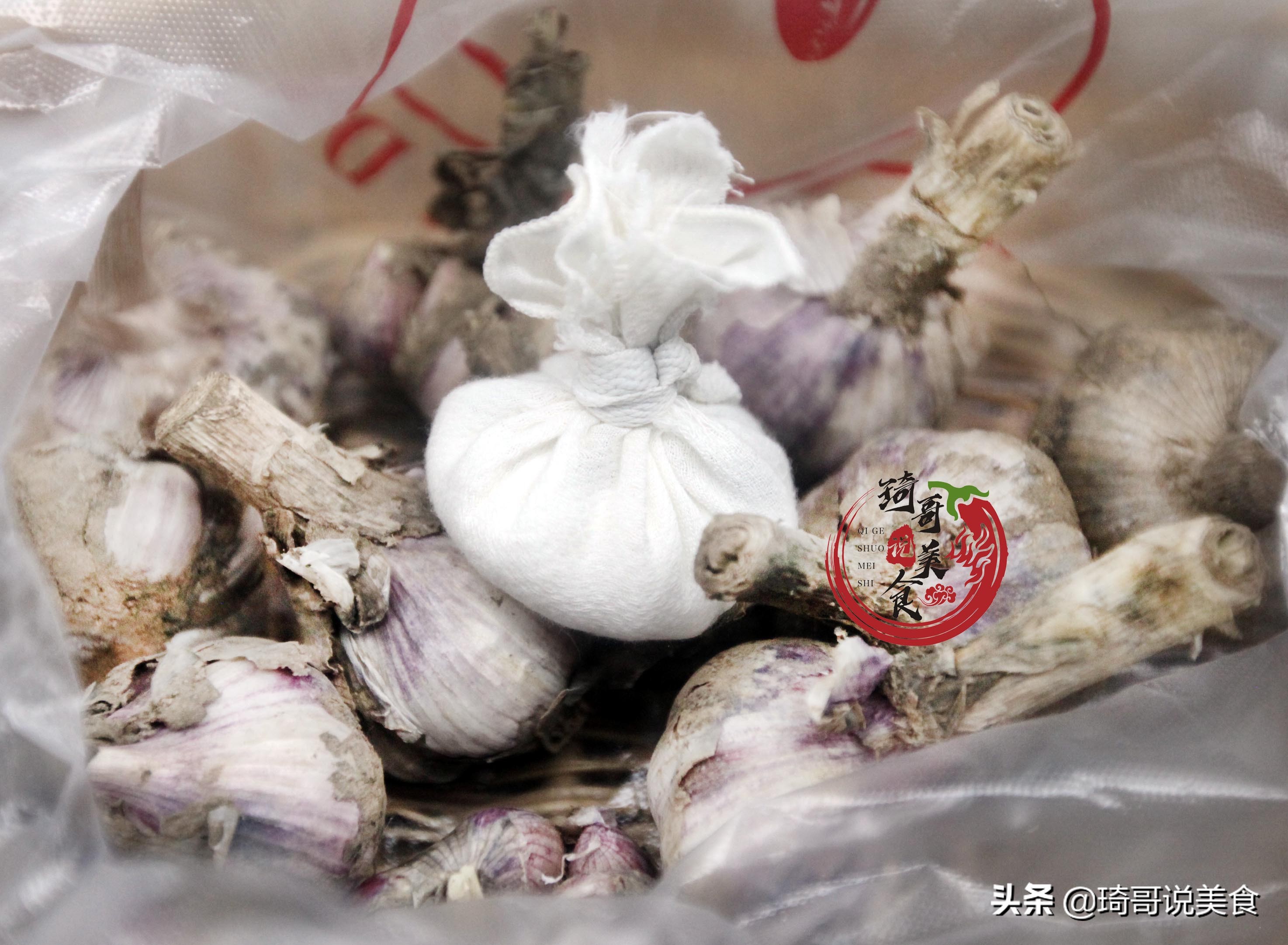 囤蒜商怎么保存大蒜长时间不发芽,干大蒜怎样保存才不易发芽和霉烂