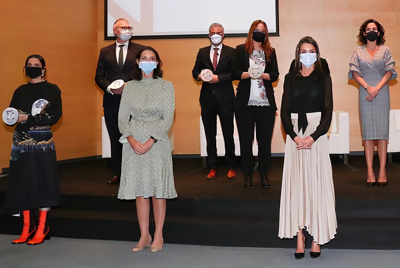 王后莱蒂齐亚穿衣搭配,莱蒂齐亚王后惊艳亮相