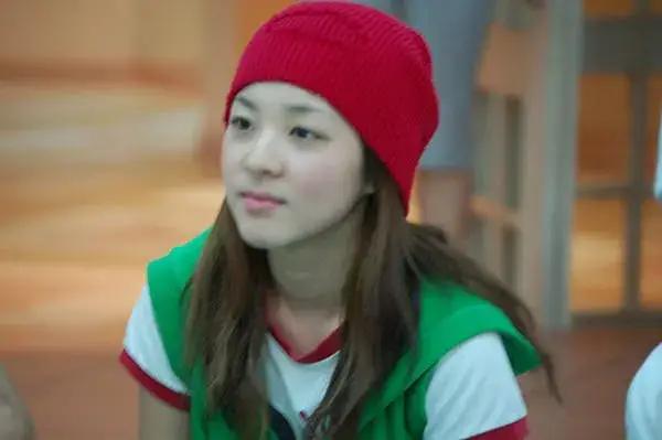 易烊千玺发型权志龙发型,权志龙易烊千玺红色