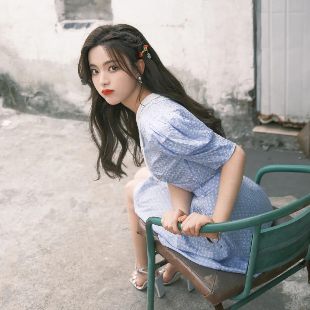 36岁圆脸扎什么发型减龄,胖圆脸适合的中长扎发教程