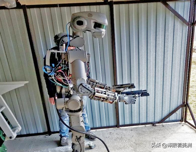 AI进化速度惊人!俄罗斯人形机器人已经学会双手使用手枪射击了
