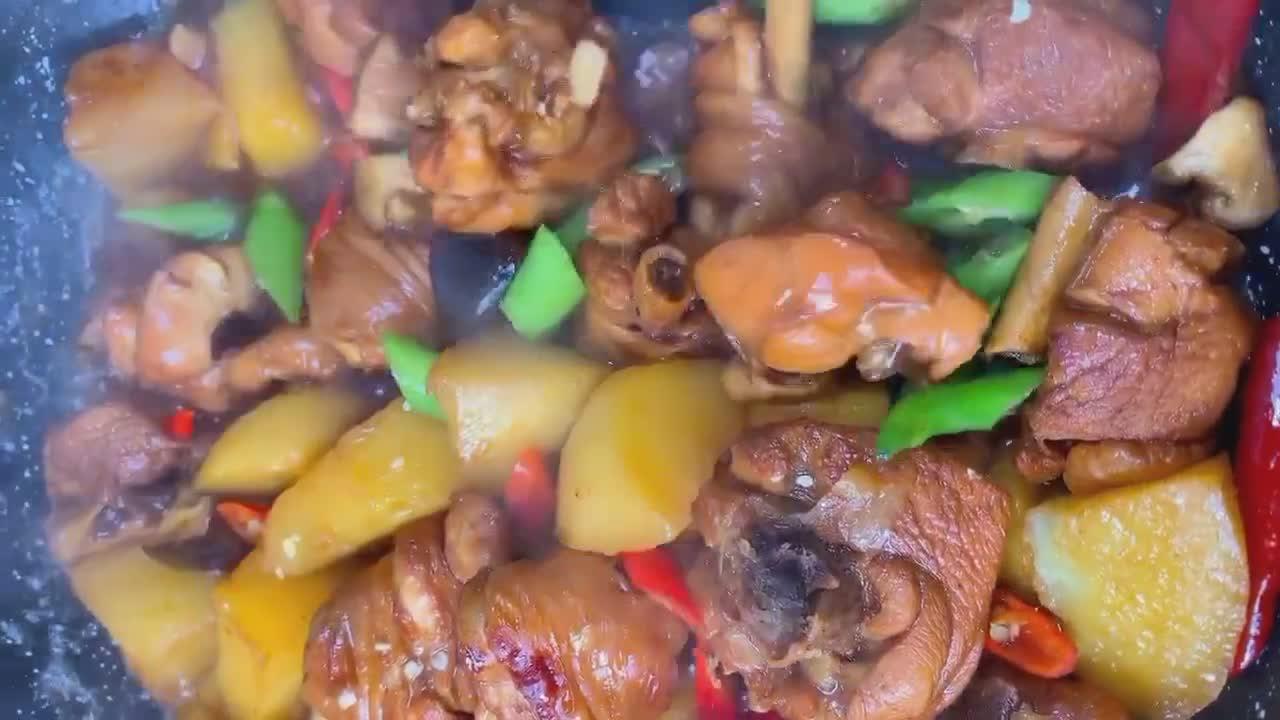 板栗香菇土豆炖鸡,香菇土豆焖鸡最正宗的做法