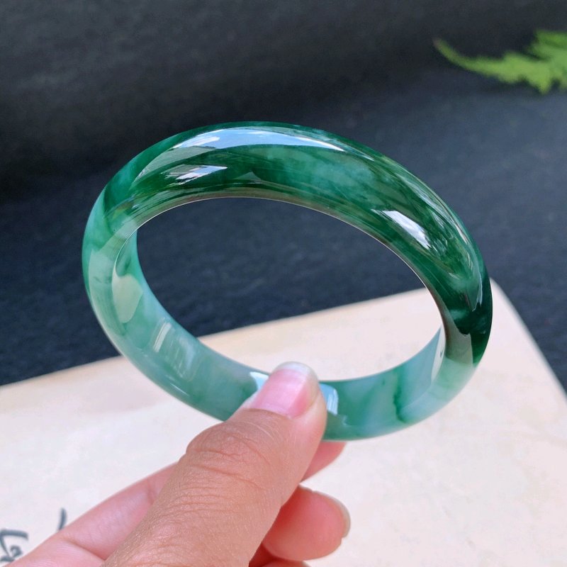 直播间翡翠手镯真的假的,直播卖的翡翠手镯能买吗