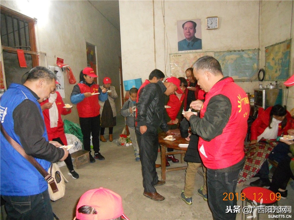 爱心志愿者给老人过集体生日,志愿者为103岁抗战老兵庆生