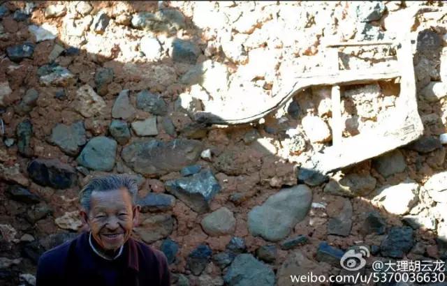 玉龙雪山附近原始村落,玉龙雪山下的村叫什么