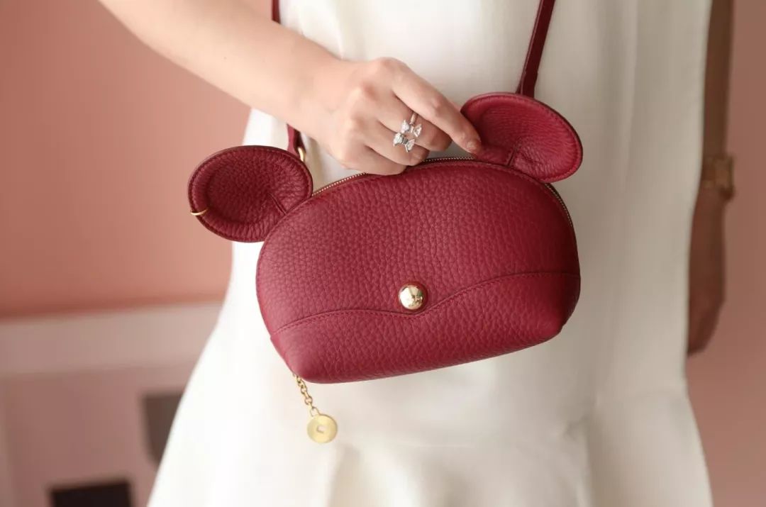 鼠年的女人买什么色的包包好,大牌鼠年限量款包包
