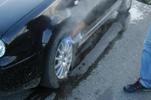 汽车刹车片温度过高怎么回事,高温天气刹车片冒烟