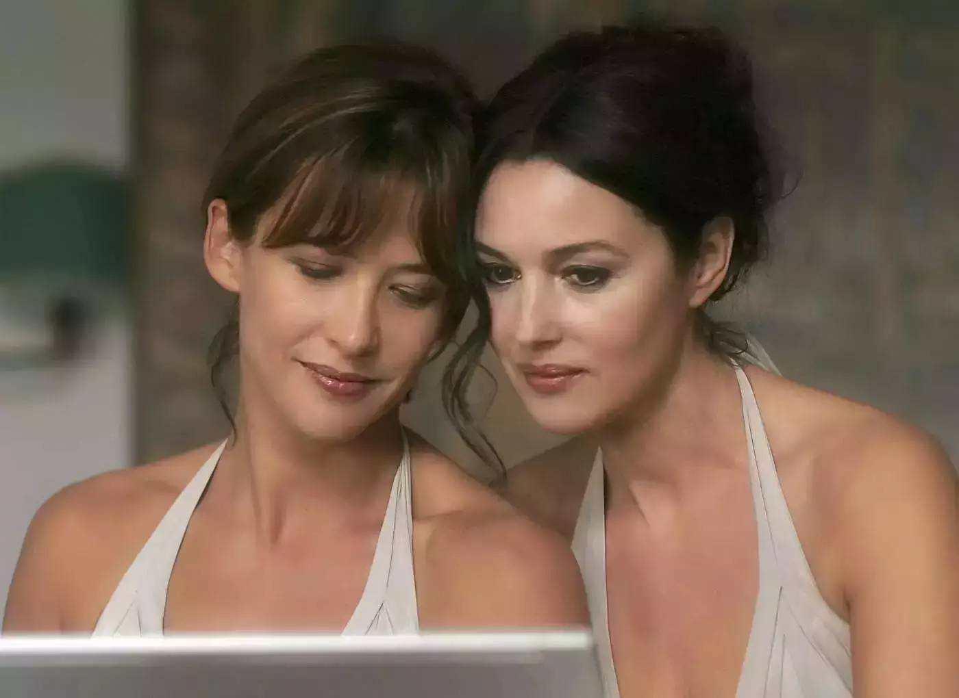 女性胸部发育的原因,女生胸部发育到什么年龄停止生长