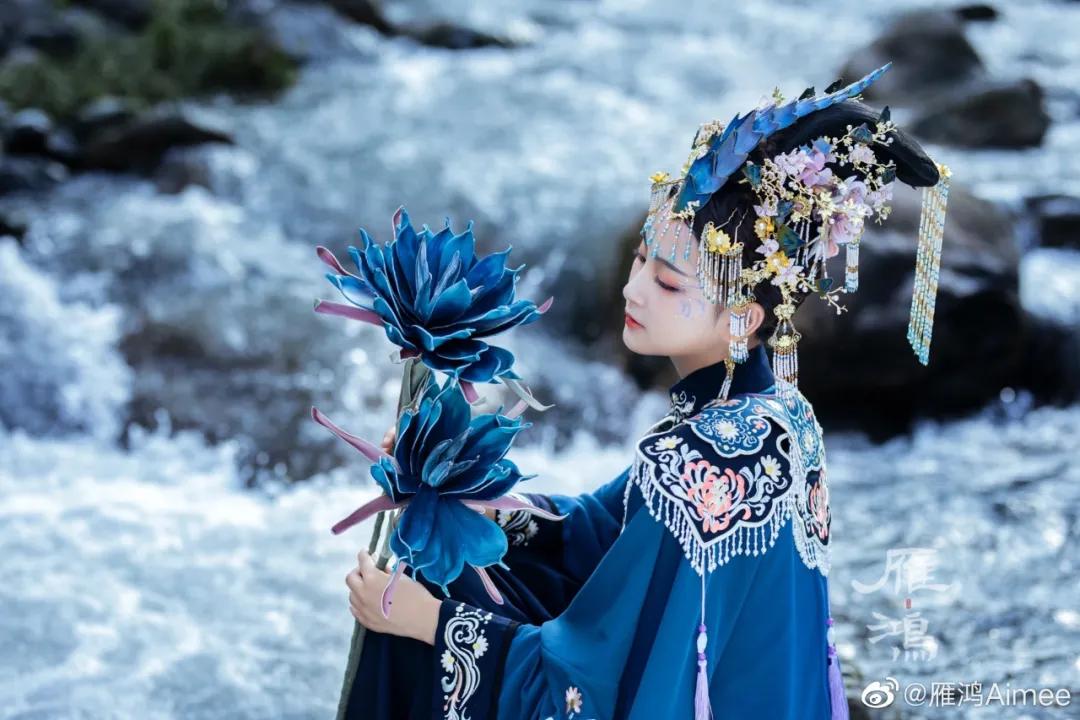 护士小姐用5毛钱的易拉罐，随手一剪猛翻千万倍，网友：手艺牛逼