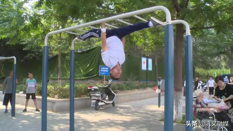 百岁老人每天坚持跳舞锻炼,65岁大爷酷爱锻炼镜头前亮绝活