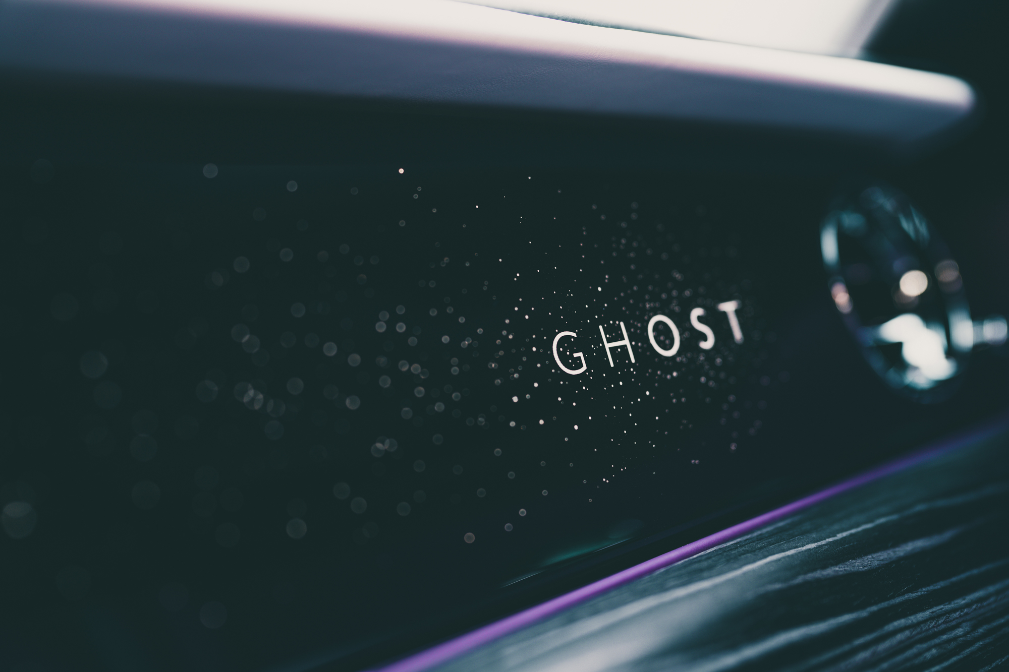 2022款劳斯莱斯古思特白色试驾,劳斯莱斯全新古思特驾驶感受