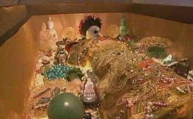 慈禧出殡的时候据说臭气熏天,慈禧太后死后诈尸之谜