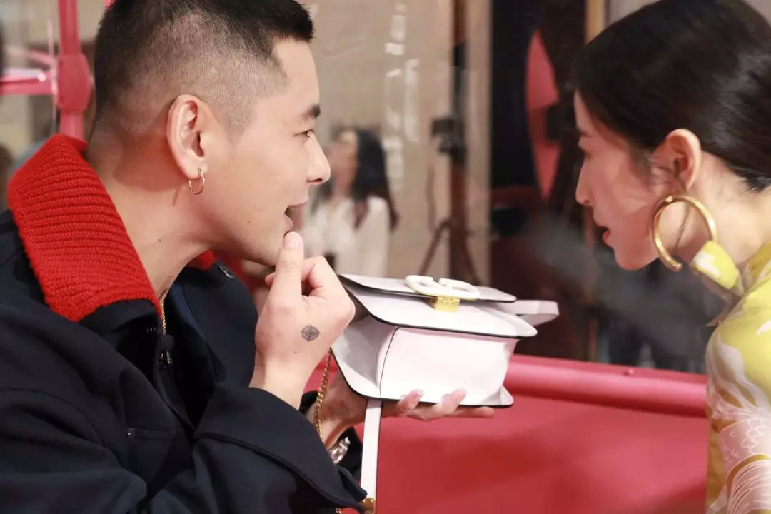 我抓住了一位资深柜员，道出了如何让你掏钱买包的秘密