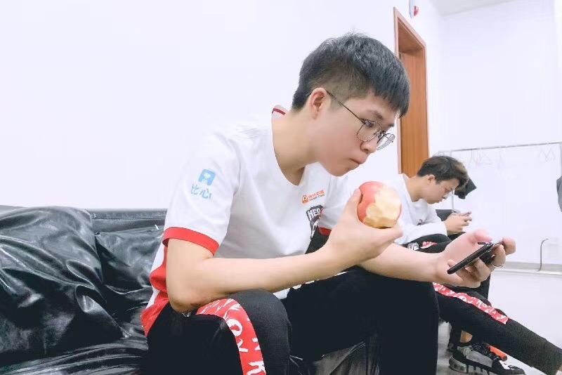 Hero久竞入驻比心APP开启青训，路人大神变成了香饽饽！