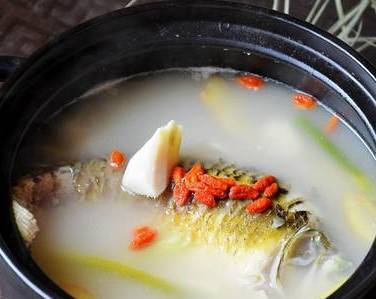 怎样炖鲫鱼汤又白又好喝,炖鲫鱼汤怎样才能汤白白的
