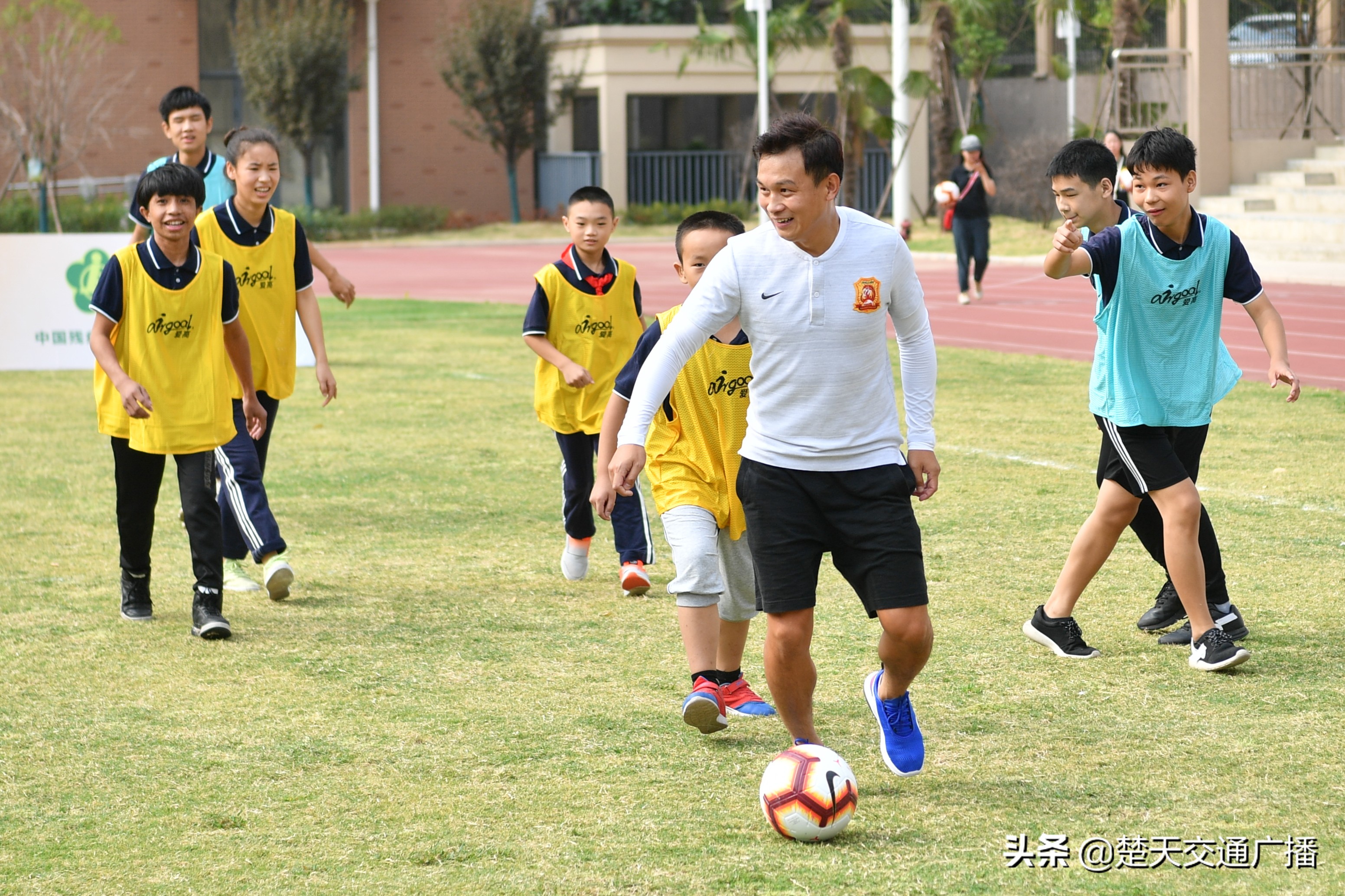 “超越·爱”武汉卓尔队球员走进武汉市第一聋哑学校