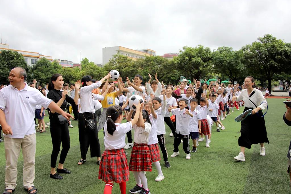 平南中心小学开笔典礼现场,镇宁自治县实验小学开笔典礼