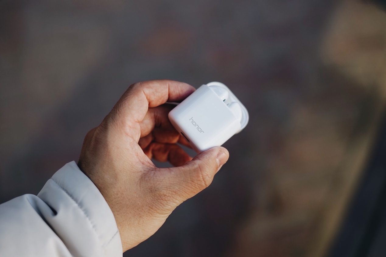 荣耀FlyPodsPro无线蓝牙耳机,用骨声纹识别给人机交互再添把力