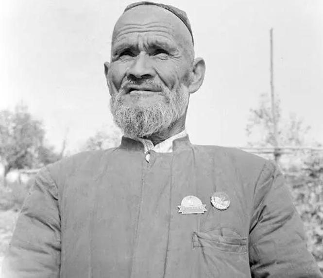 骑毛驴去看毛主席的库尔班,临终:后代参军报国,重孙女完成遗愿