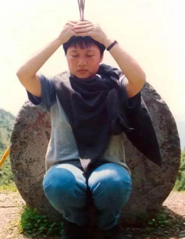 歌手李娜57岁了,出家前1月还在推广民族音乐,曾有两段悲伤恋情