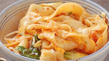 正宗好吃油泼面做法视频,油泼面怎么做最简单最好吃