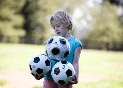 中国难道14亿人口就找不出十多个能踢好足球的人吗?