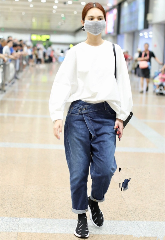 杨丞琳最近穿搭牛仔裤,杨丞琳近期机场穿搭