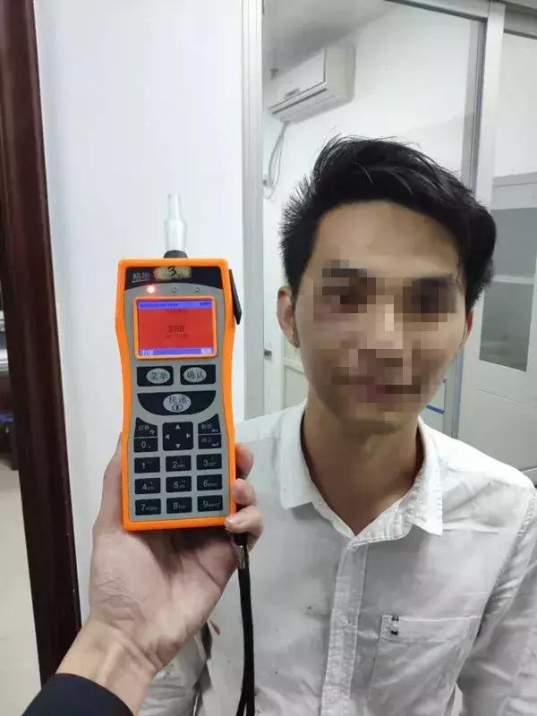 油门当刹车被撞男子奇迹脱险,男子骑车险被铁门砸到