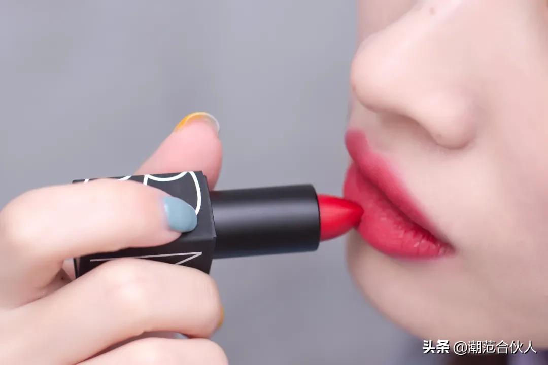 李佳琦omg这个产品也太好用了吧,李佳琦被称为美妆界的代名词