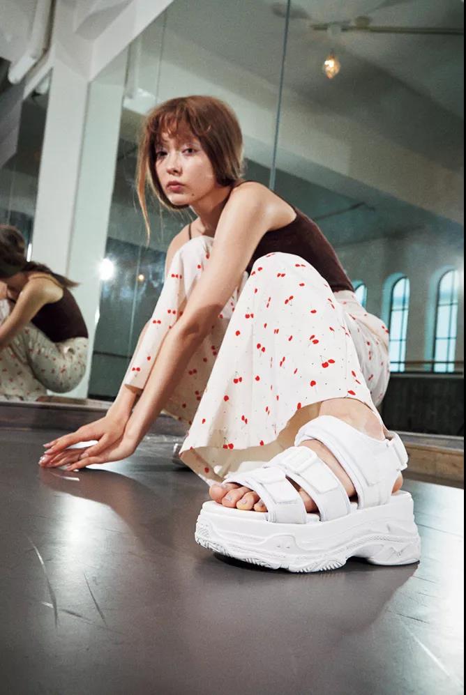 丑丑的样子,老爹凉鞋好看还是罗马凉鞋好看