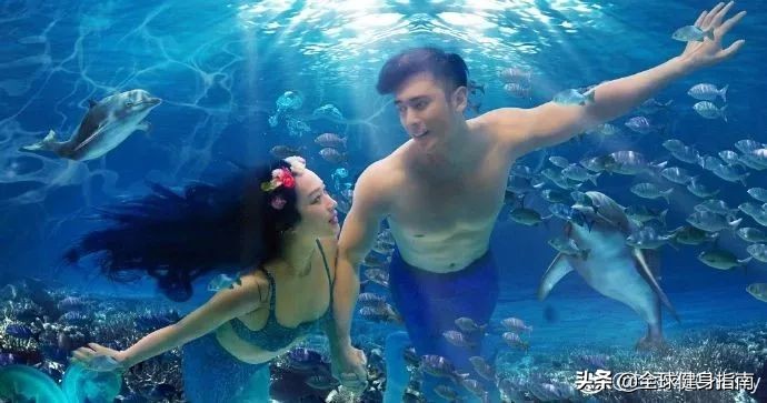 钟丽缇张伦硕人鱼夫妇跳舞视频,54岁钟丽缇穿红色人鱼装