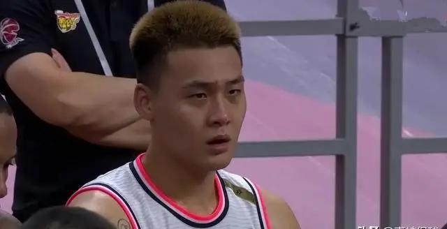 广东队郭艾伦违规,直播朱芳雨说郭艾伦背锅