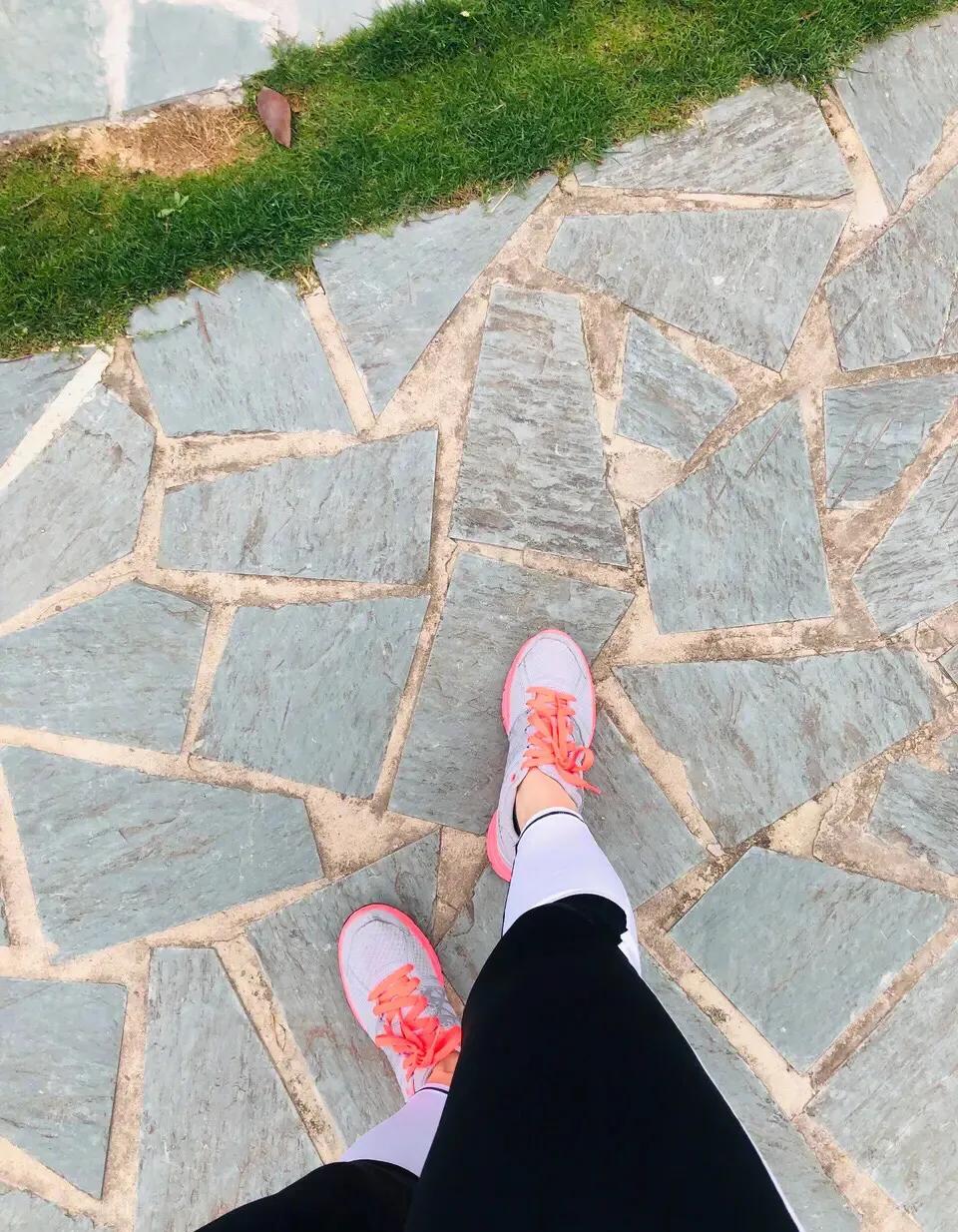 有时候使人疲惫的不是远方的高山,让人疲惫的不是远山而是鞋里的沙