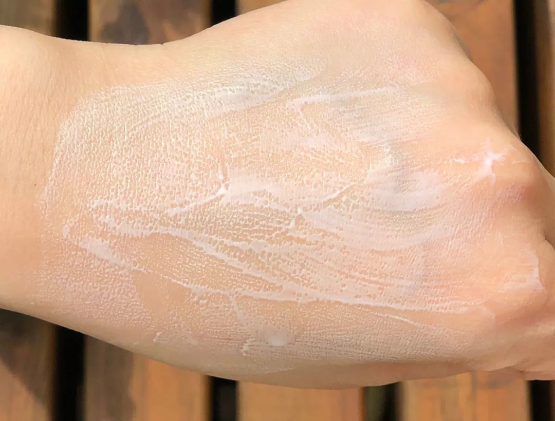 一到夏天就断货？这支水做的防晒液轻薄隐形，西班牙运动队同款！