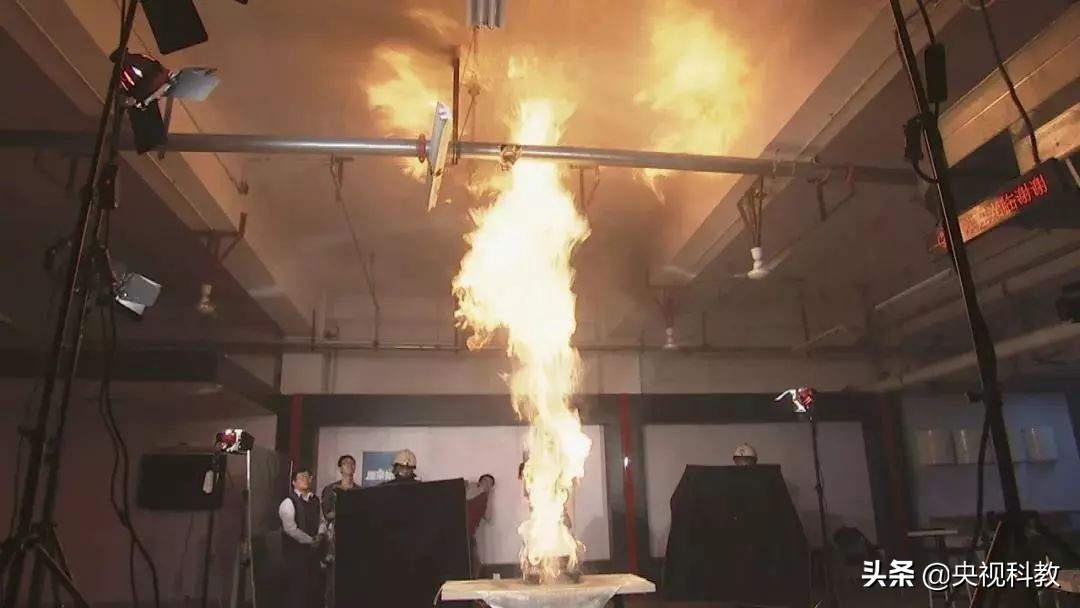 油锅着火不要慌,油锅起火时不正确的扑救方法